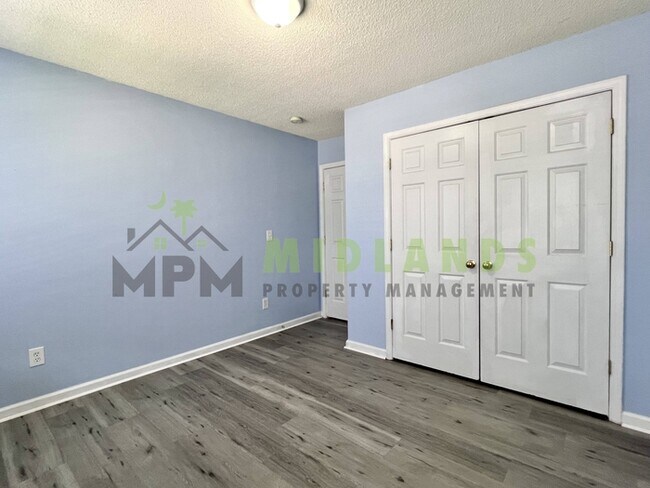 Building Photo - 523 Whitewater Dr
