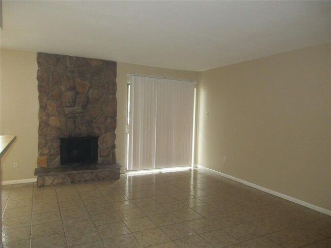 Building Photo - 17331 Red Oak Dr