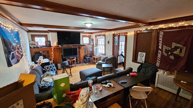 Building Photo - Top-notch and unique BC apartment