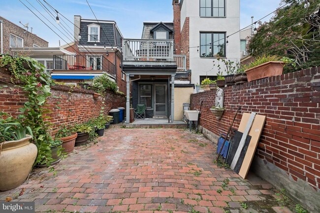 Building Photo - 2218 Locust St