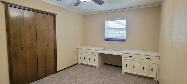 Building Photo - LARGE 3 BEDROOM HOME IN NORTHEAST CLOVIS