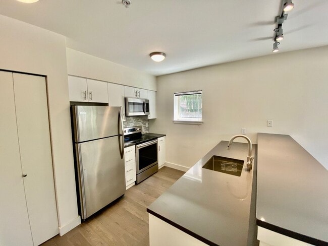 Building Photo - 1bd/1ba Seattle Condo