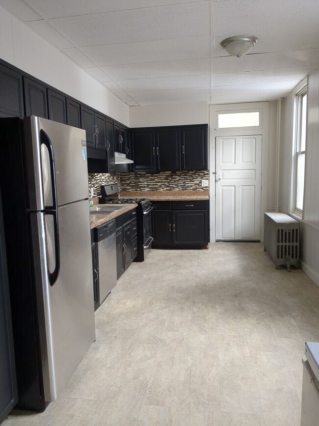 Building Photo - Recently renovated 4/5 Bedroom house