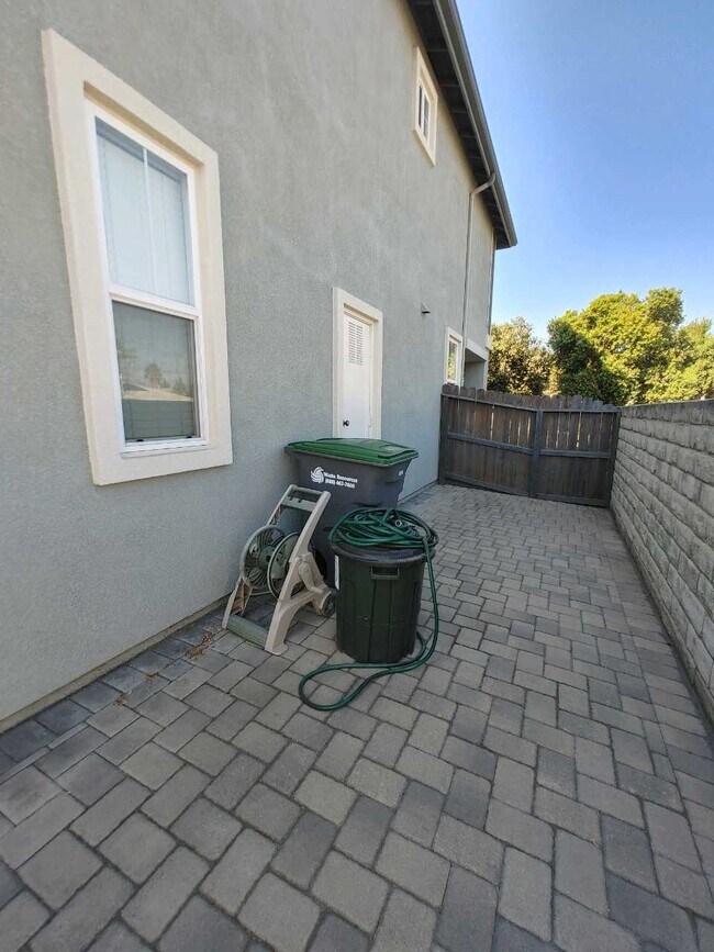 Side yard - 17528 Yellowwood Way