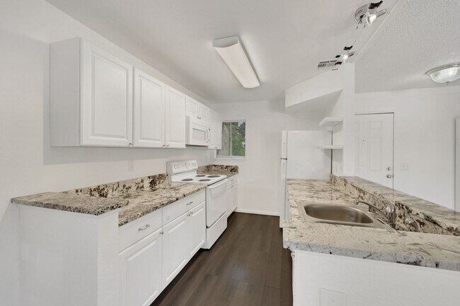 Building Photo - CUTE REMODELED TWO BEDROOM UNIT IN CENTRAL LOCATION