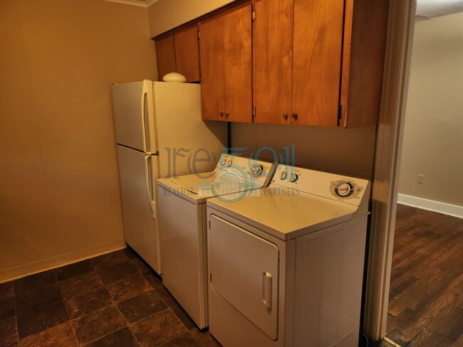 Building Photo - Great Find in Hillcrest! 2BR & 1 BA