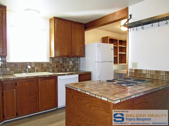 Building Photo - Cozy 3 bd. home on Ukiah's westside!