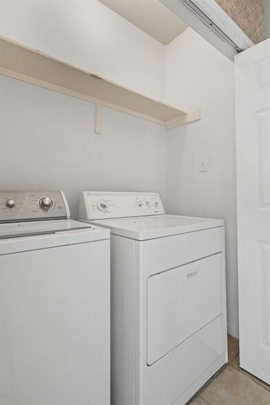 Building Photo - 803 Cashew Ln