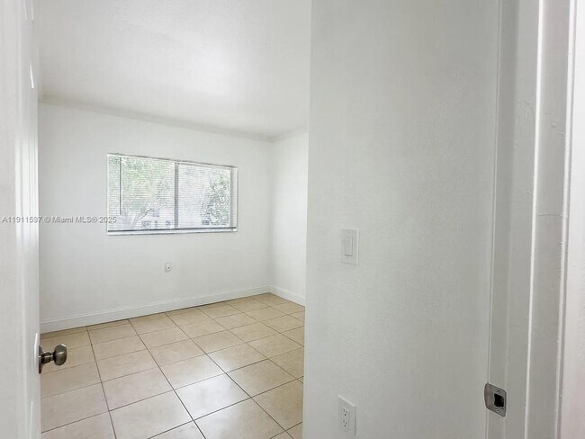 Building Photo - 1201 Lake Victoria Dr