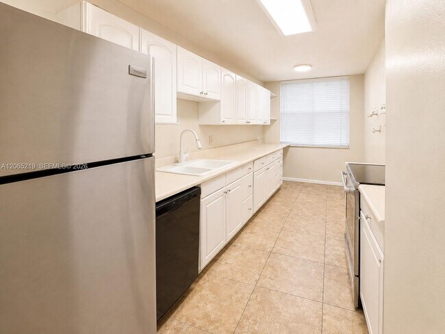Building Photo - 250 Jacaranda Dr