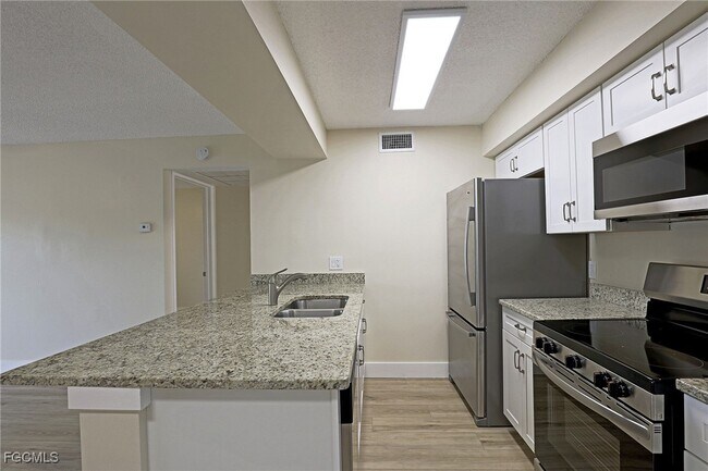 Building Photo - 5331 Summerlin Rd