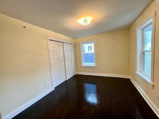 Building Photo - Newly Renovated 3 Bedroom Apartment - Poug...