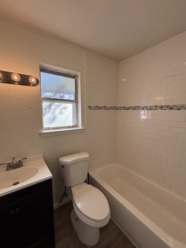 Building Photo - Charming, Updated 2 bed, 1 bath Duplex in ...