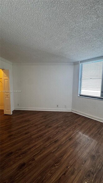 Building Photo - 211 Lake Pointe Dr