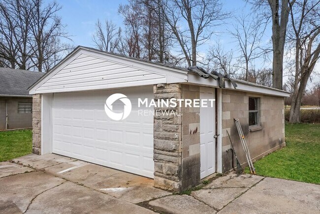 Building Photo - 3 Bedroom Pet-Friendly Home in LOUISVILLE, KY with Main Street Renewal