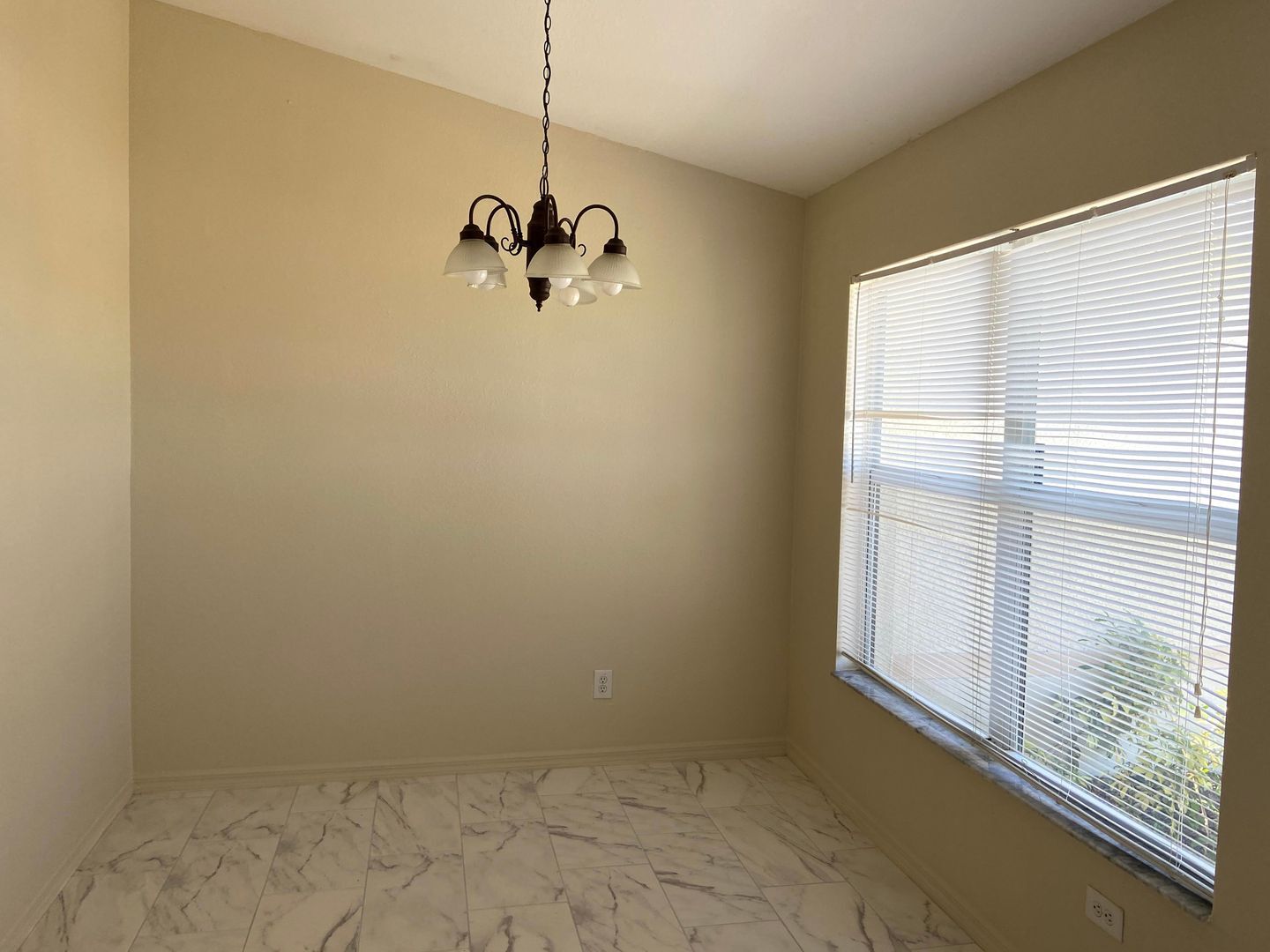 Building Photo - Available Now!!!. Huge 4 bedroom/Greenbriar Area.