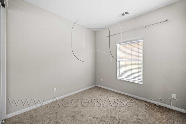 Building Photo - Partially furnished 4 Bed/2 Bath Plus a Bo...