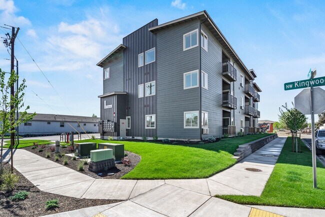 Building Photo - 630 NW Kingwood Ave