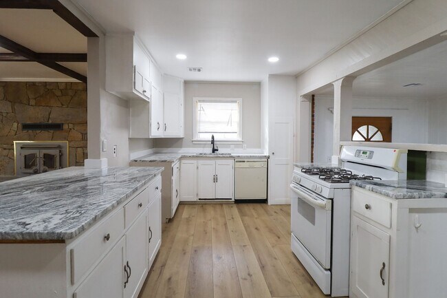 Building Photo - Midtown 2 Bedroom Gem! Available for move in immediately!