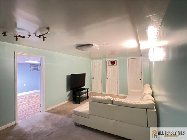 Building Photo - 406 Cranbury Rd