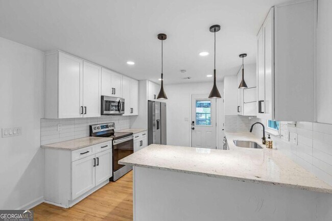 Building Photo - 844 Deckner Ave SW