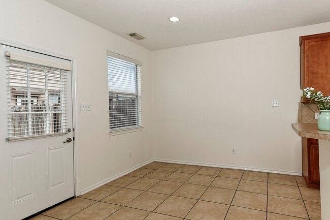 Building Photo - 51 Wickerdale Pl