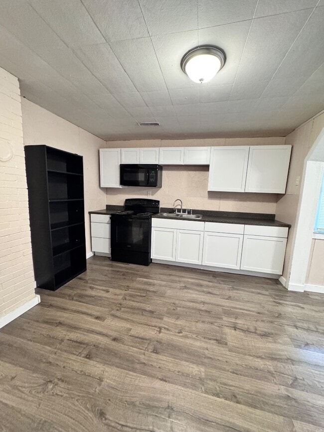 Building Photo - 341 E Henry St