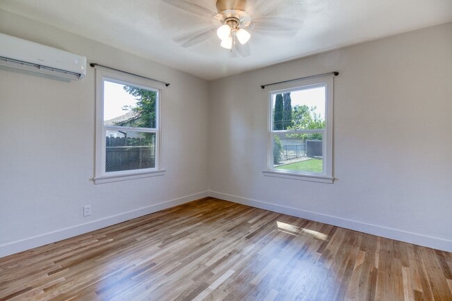 Building Photo - Remodeled La Loma Bungalow!