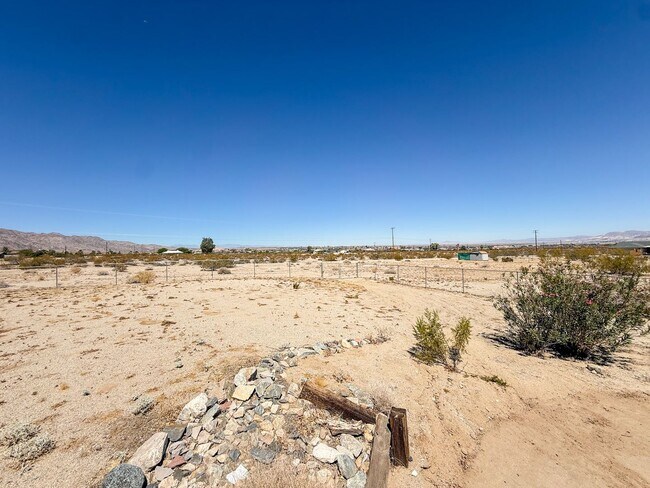 Building Photo - 3 bedroom Home on 2 Acres