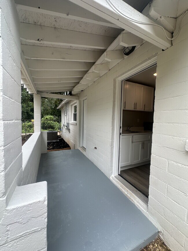 Building Photo - Newly Renovated 2 Bedroom Apartment in West Greenville