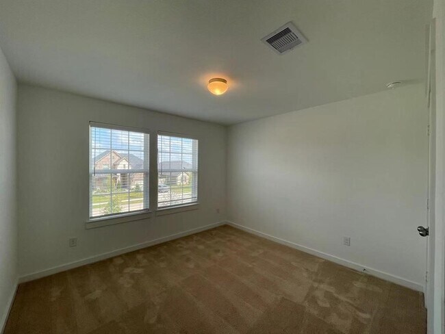 Building Photo - 815 Summer Vlg Wy