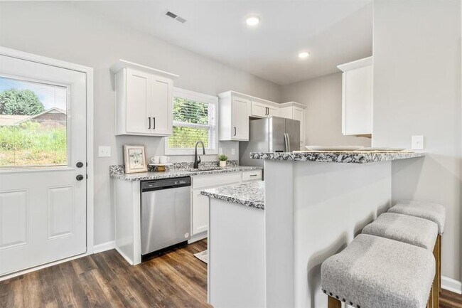 Building Photo - 1115-A2 Hillwood Dr