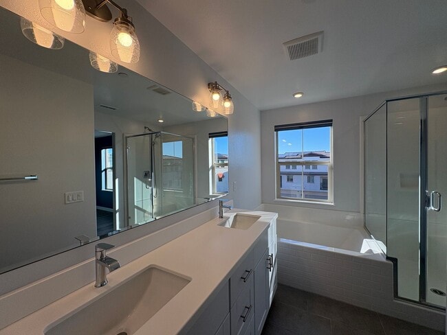 Building Photo - Modern Turn-Key Three-Story Townhome