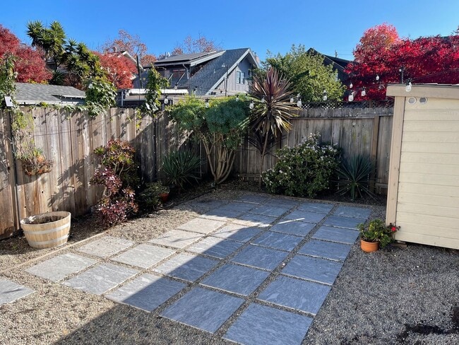 Building Photo - Two Bedroom Home w/ Parking, Private Yard, Laundry + More!