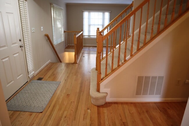 Building Photo - Premium Townhome in Kentlands Hill District