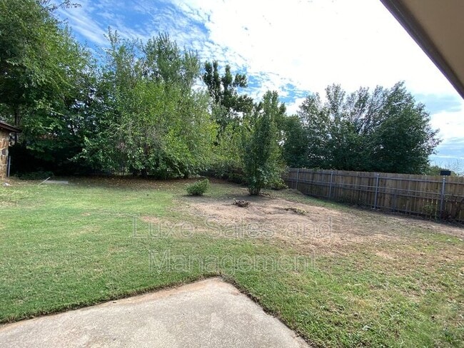 Building Photo - 910 Oak Hill Rd