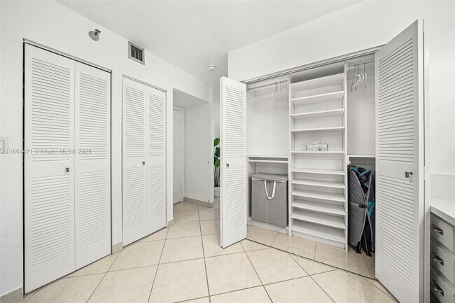 Building Photo - 20505 E Country Club Dr