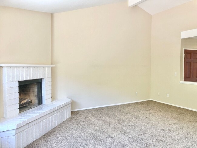 Building Photo - Sweet Single-Story, Completely Detached, in the Picturesque Fallbrook Village HOA Community!