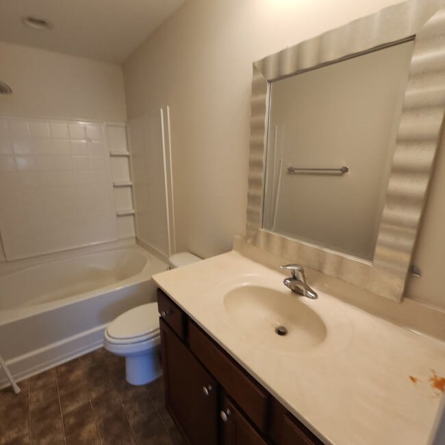 Building Photo - APPLICATION PENDING-3 Level Townhouse For ...