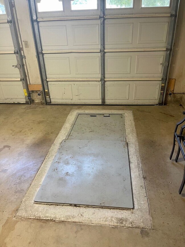 Building Photo - REMODELED HOME ON A QUIET STREET JUST ONE MILE WEST OF OU CAMPUS!