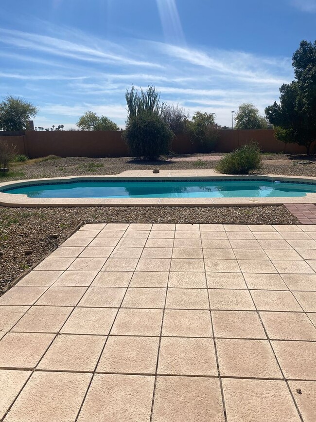 Building Photo - 3 bed / 3 bath w/Pool on Large Lot in Glen...