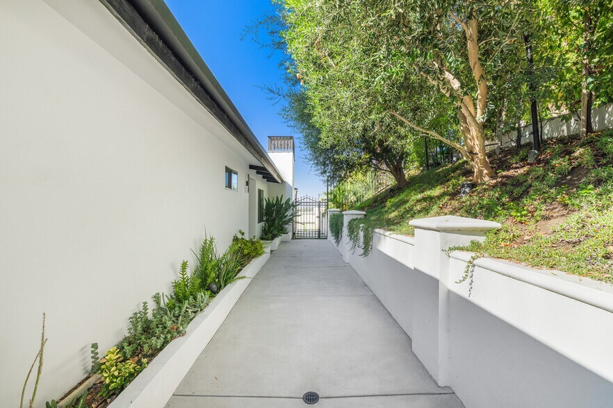 Building Photo - 16725 Oak View Dr