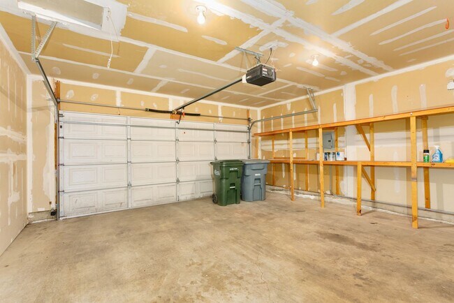 Building Photo - Spacious 3 Bed, 2 Bath Home with Garage & Large Yard in Puyallup!