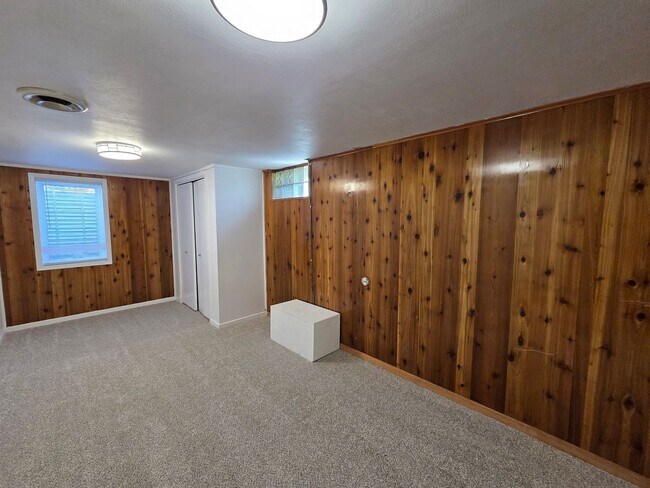 Building Photo - 4 Bedroom remodeled House Cedar Falls