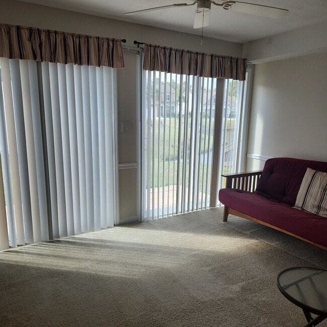 Building Photo - Villas on the Green