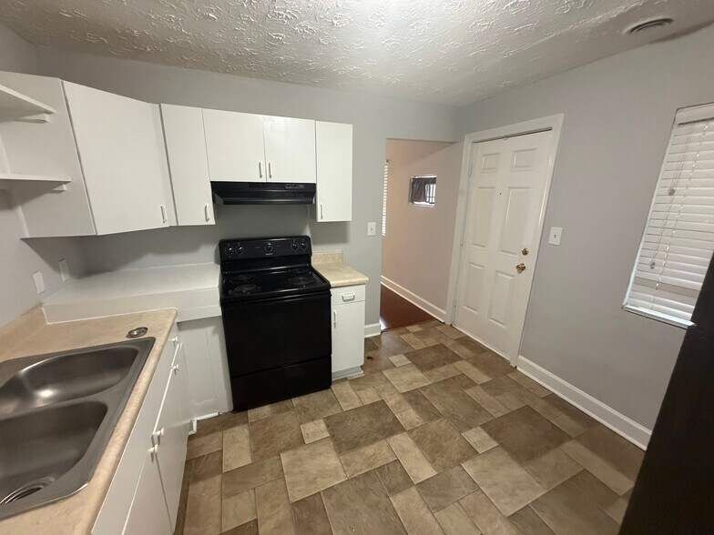 Building Photo - Room in Apartment on 8th St