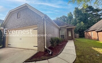 Building Photo - 3 Bed, 2 Bath Home with Garage / Available Now!