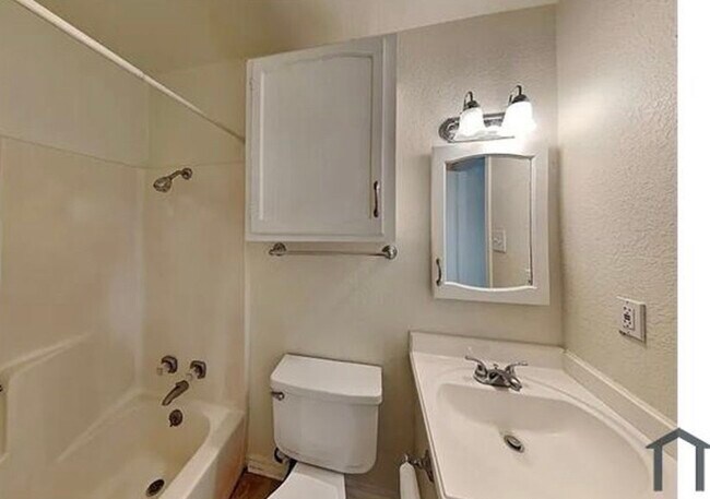 Building Photo - 3432 W 4th St