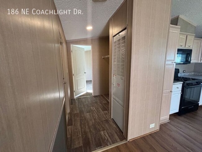 Building Photo - 186 Coachlight Dr