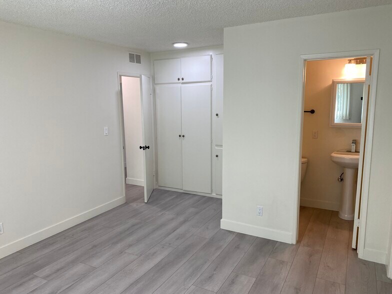 Building Photo - 422 N Hayworth Ave